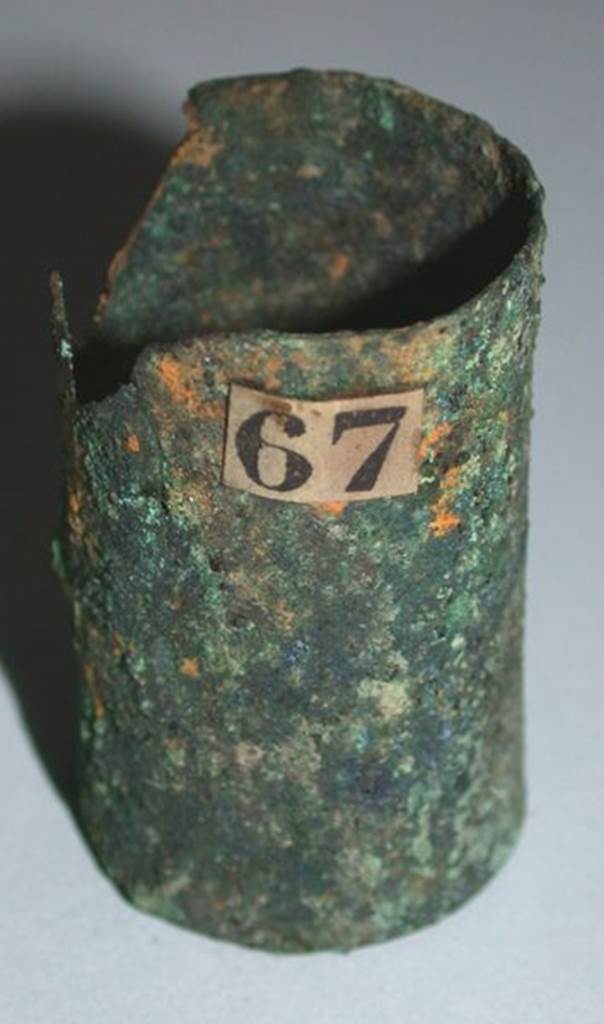VI.9.1 Bronze Inkpot, view 1. Height 0.037m, diameter 0.02m. OA 2810 Encrier ?, musée Condé, photo RMN © R.G. Ojeda