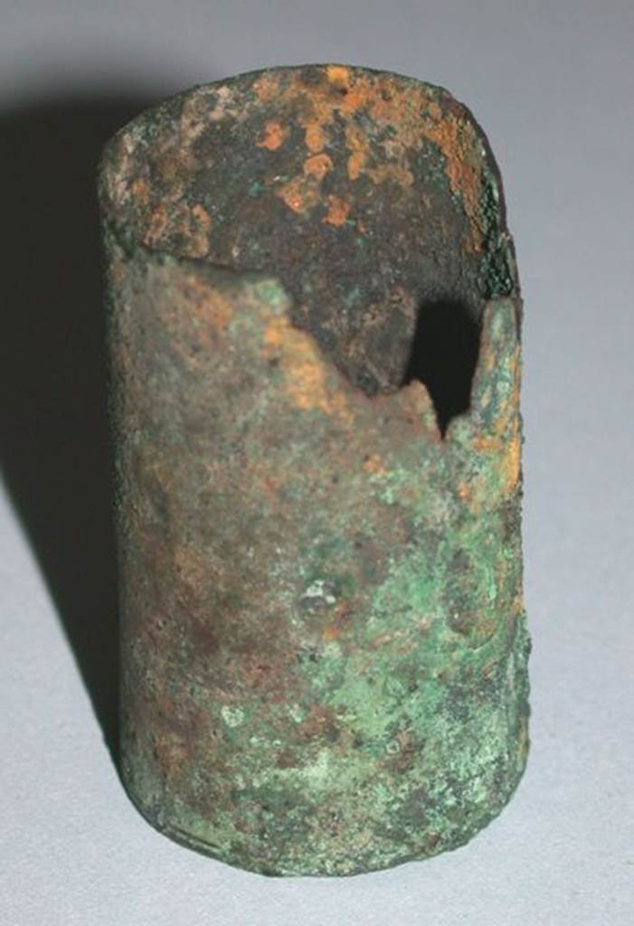 VI.9.1 Bronze Inkpot, view 2. Height 0.037m, diameter 0.02m. OA 2810 Encrier ?, musée Condé, photo RMN © R.G. Ojeda
