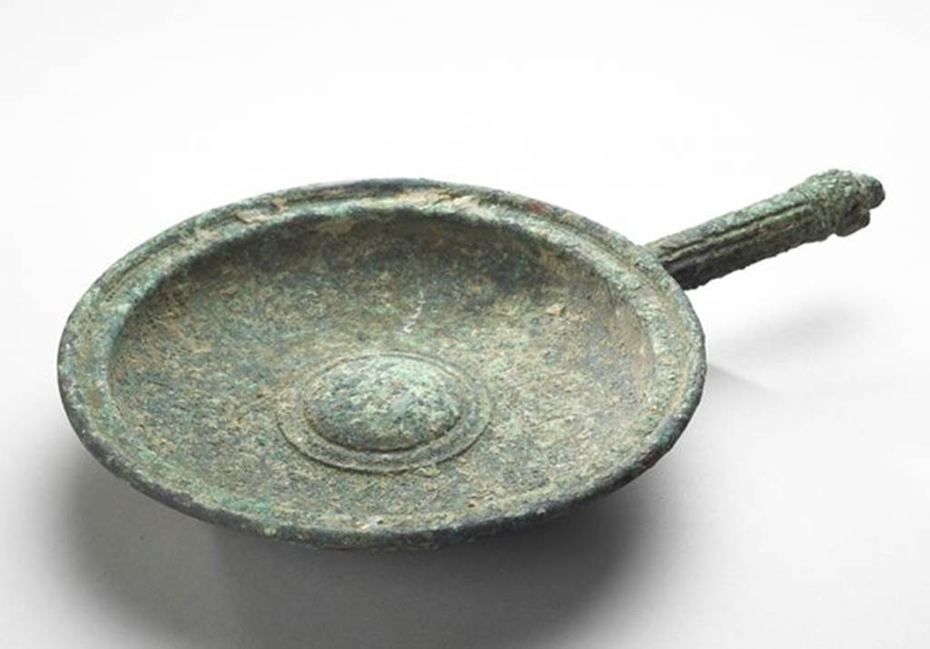 VI.9.1 Bronze Patère. Length 0.26, diameter 0.16. OA 2793 Patère, musée Condé, photo RMN © R.G. Ojeda