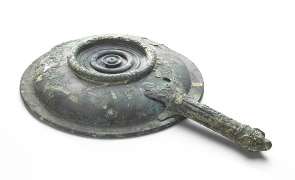 VI.9.1 Bronze Patère, botton view. Length 0.26, diameter 0.16. OA 2793 Patère, musée Condé, photo RMN © R.G. Ojeda