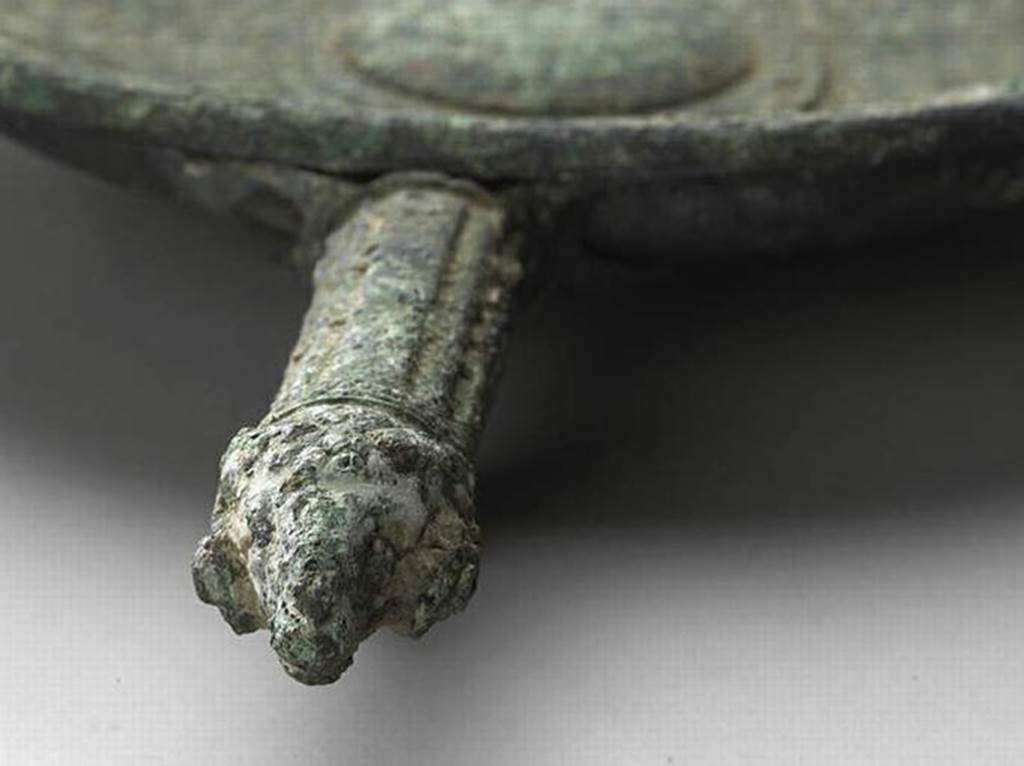 VI.9.1 Bronze Patère. Rams head handle. OA 2793 Patère, musée Condé, photo RMN © R.G. Ojeda