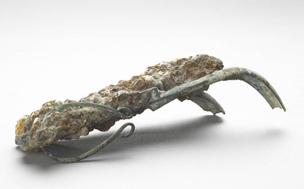 VI.9.1 Two bronze strigiles with hanging ring. Length 0.226m. OA 2795 Strigiles, musée Condé, photo RMN © R.G. Ojeda