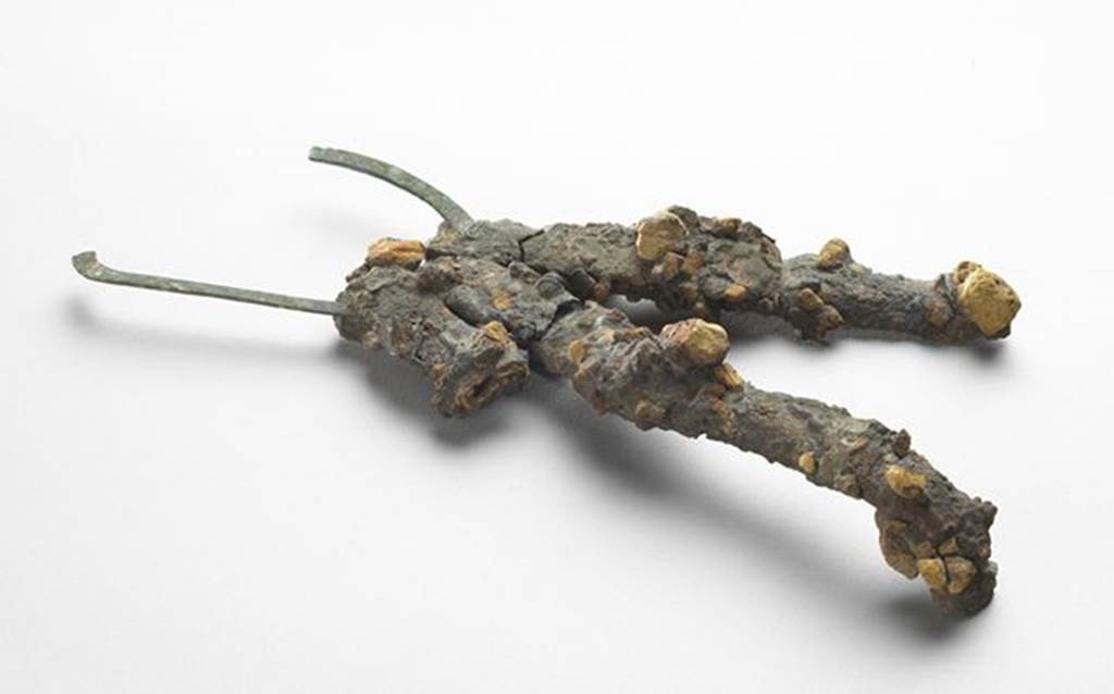 Three bronze strigiles fixed on a ring. All are broken at the top of their handle. Maximum length 0.152m. Width maximum 0.09m. OA 2796 Strigiles, musée Condé, photo RMN © R.G. Ojeda