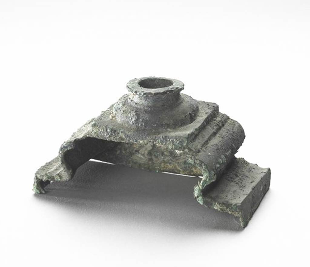 VI.9.1 Bronze base of a turned foot of a banqueting bed. OA 2798 Elément de mobilier : base de pied de lit, musée Condé, photo RMN © R.G. Ojeda