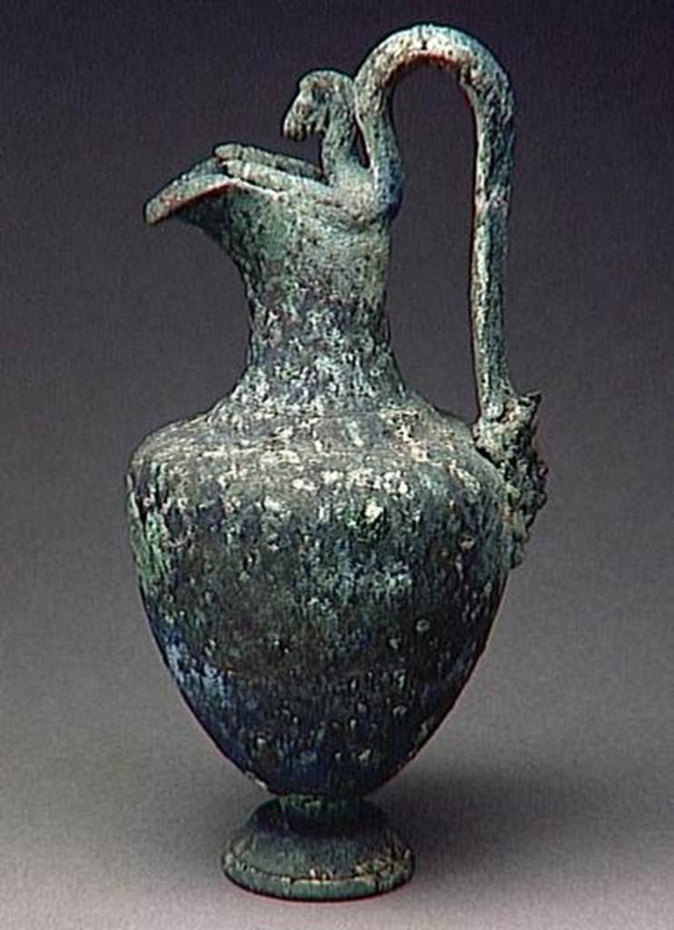 VI.9.1 Bronze jug. Height 0.25m. OA 1150 Cruche à embouchure oblique en fer à cheval, musée Condé, photo RMN © R.G. Ojeda