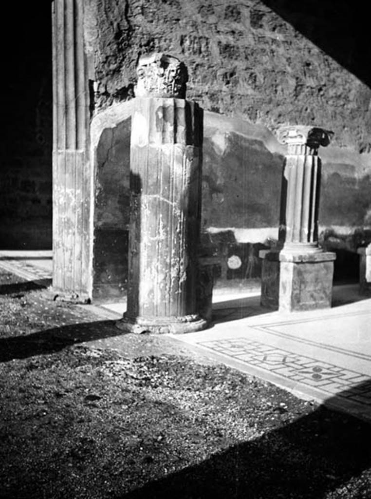 231186 Bestand-D-DAI-ROM-W.416.jpg
VI.9.2 Pompeii. W.416. Room 24, north-west corner.
Photo by Tatiana Warscher. With kind permission of DAI Rome, whose copyright it remains.
See http://arachne.uni-koeln.de/item/marbilderbestand/231186