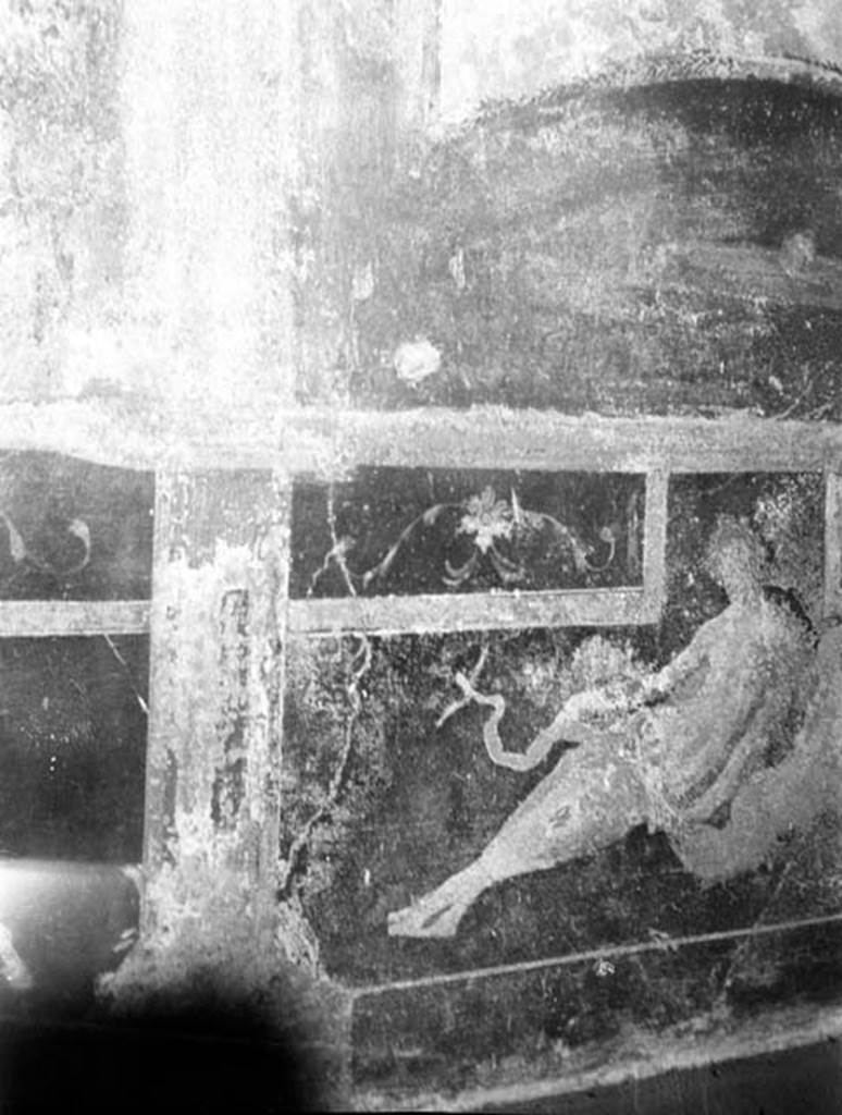 231217 Bestand-D-DAI-ROM-W.590.jpg
VI.9.2 Pompeii. W.590. Room 26, south end of east wall, painting of reclining figure.
Photo by Tatiana Warscher. With kind permission of DAI Rome, whose copyright it remains.
See http://arachne.uni-koeln.de/item/marbilderbestand/231217