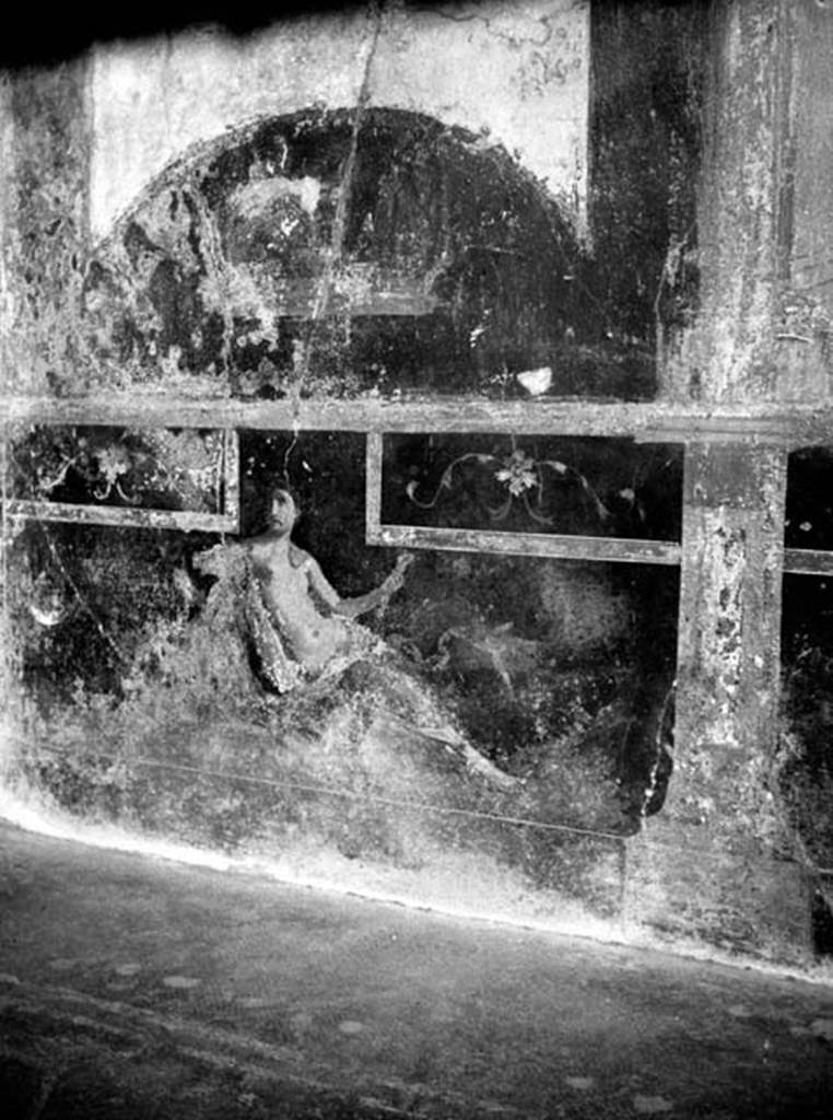 231689 Bestand-D-DAI-ROM-W.426.jpg
VI.9.2 Pompeii. W.426. Room 26, north end of east wall, painting of reclining figure.
Photo by Tatiana Warscher. With kind permission of DAI Rome, whose copyright it remains.
See http://arachne.uni-koeln.de/item/marbilderbestand/231689