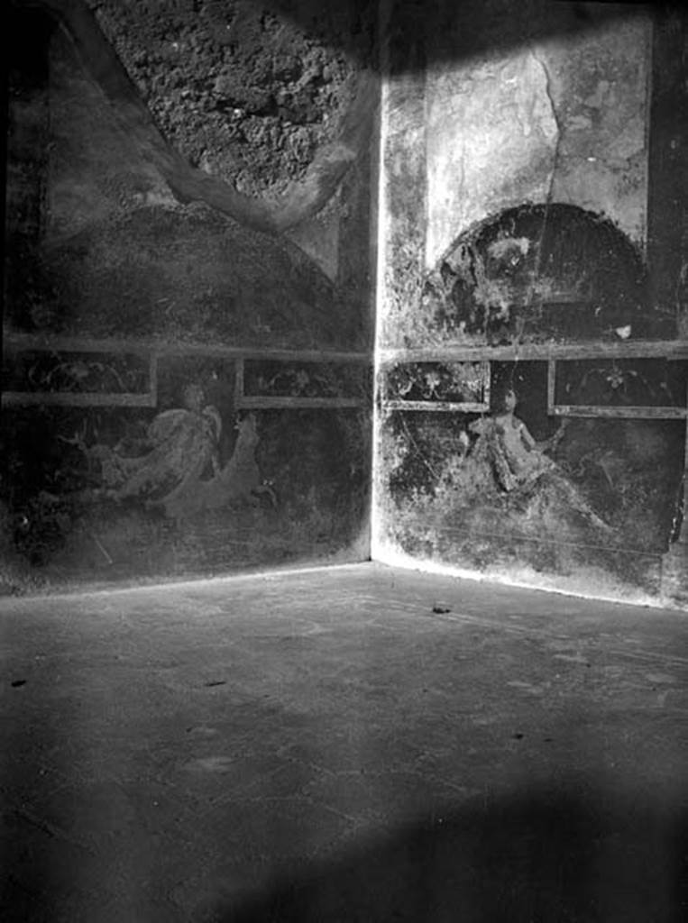 231484 Bestand-D-DAI-ROM-W.587.jpg
VI.9.2 Pompeii. W.587. Room 26, north east corner.
Photo by Tatiana Warscher. With kind permission of DAI Rome, whose copyright it remains.
See http://arachne.uni-koeln.de/item/marbilderbestand/231484