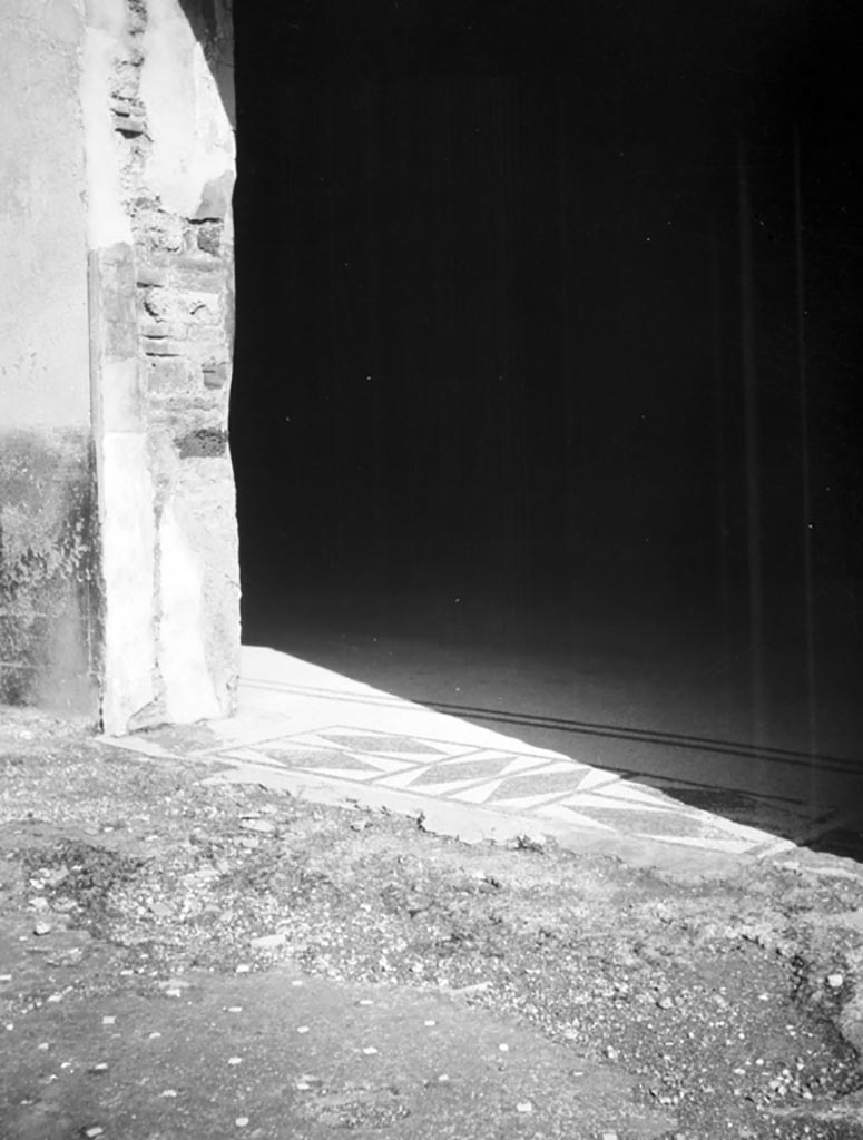 VI.9.2 Pompeii. W.606. Doorway to room 27, with mosaic threshold.
Photo by Tatiana Warscher. Photo © Deutsches Archäologisches Institut, Abteilung Rom, Arkiv.