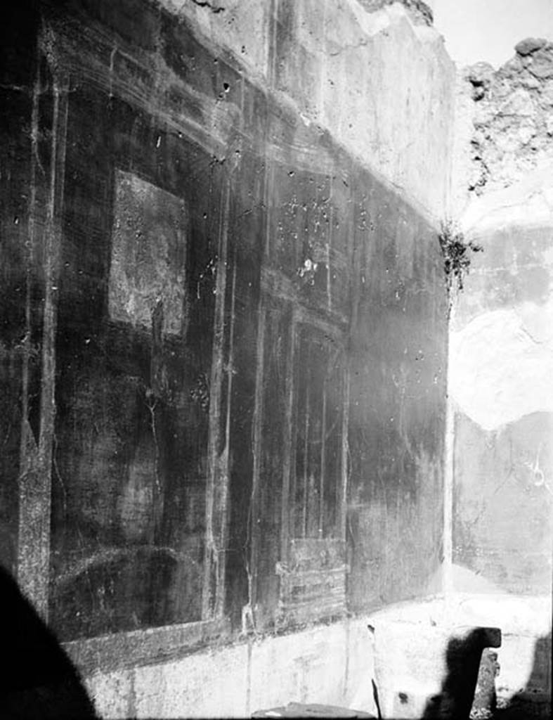 231491 Bestand-D-DAI-ROM-W.609.jpg
VI.9.2 Pompeii. W.609. Room 28, west wall.
Photo by Tatiana Warscher. With kind permission of DAI Rome, whose copyright it remains.
See http://arachne.uni-koeln.de/item/marbilderbestand/231491