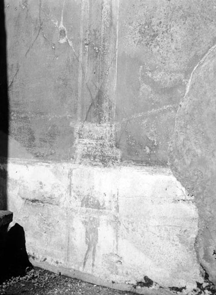 231026 Bestand-D-DAI-ROM-W.613.jpg
VI.9.2 Pompeii. W.613. Room 28, remains of figure from north wall.
Photo by Tatiana Warscher. With kind permission of DAI Rome, whose copyright it remains.
See http://arachne.uni-koeln.de/item/marbilderbestand/231026