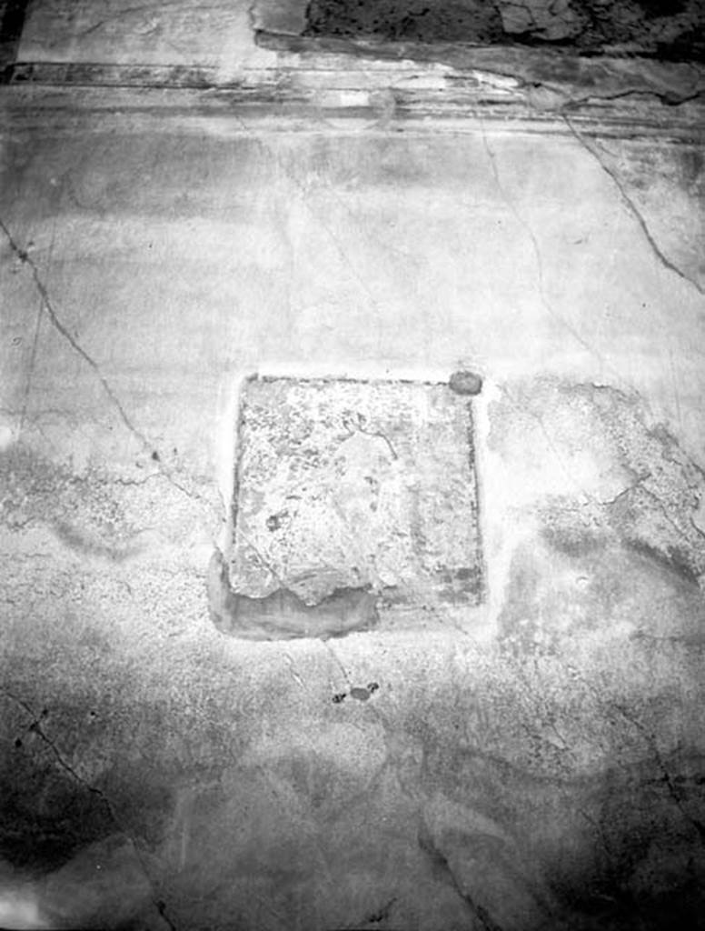 231014 Bestand-D-DAI-ROM-W.575.jpg
VI.9.2 Pompeii. W.575. Peristyle 16, north wall showing first painting from east end.
Photo by Tatiana Warscher. With kind permission of DAI Rome, whose copyright it remains.
See http://arachne.uni-koeln.de/item/marbilderbestand/231014