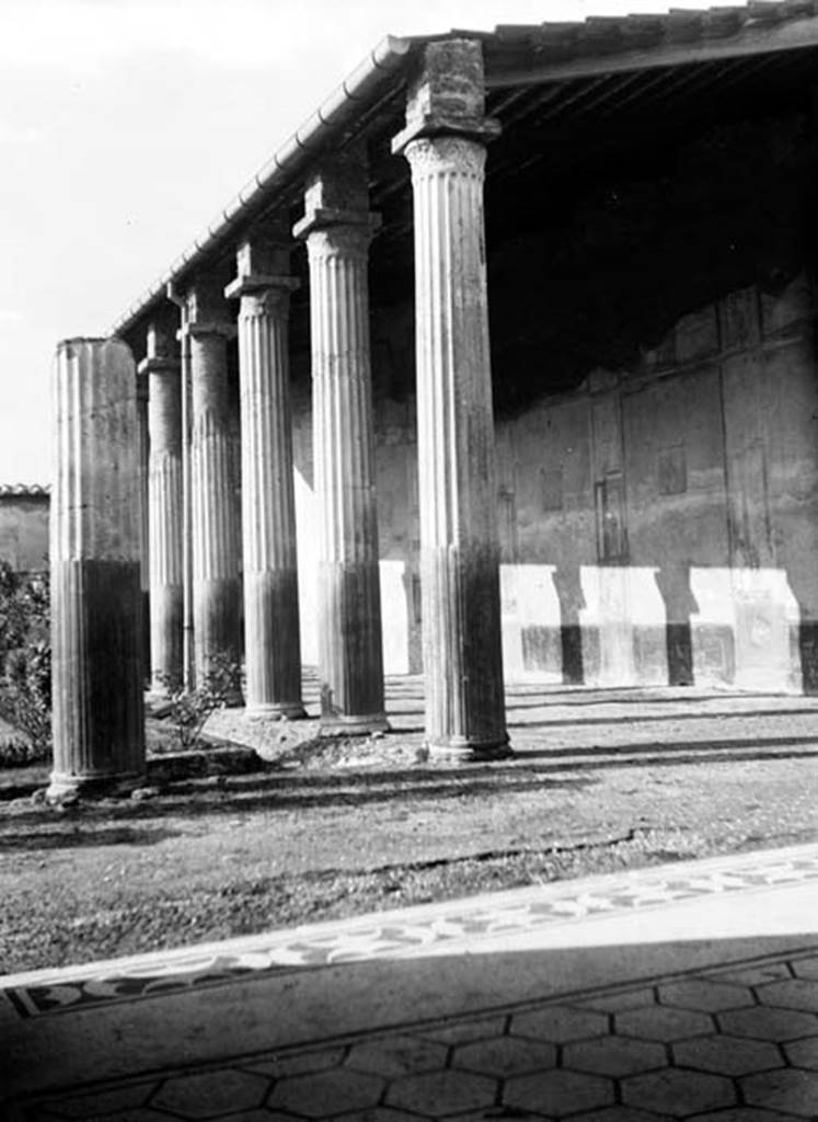 230839 Bestand-D-DAI-ROM-W.526.jpg
VI.9.2 Pompeii. W.526. Peristyle 16, looking west along north portico.
Photo by Tatiana Warscher. With kind permission of DAI Rome, whose copyright it remains.
See http://arachne.uni-koeln.de/item/marbilderbestand/230839