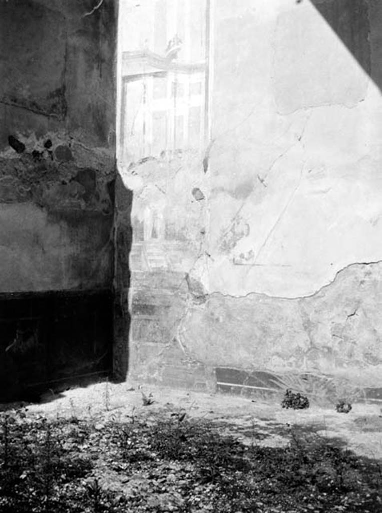230846 Bestand-D-DAI-ROM-W.560.jpg
VI.9.2 Pompeii. W.560. Peristyle 16, north wall in north-west corner.
Photo by Tatiana Warscher. With kind permission of DAI Rome, whose copyright it remains.
See http://arachne.uni-koeln.de/item/marbilderbestand/230846