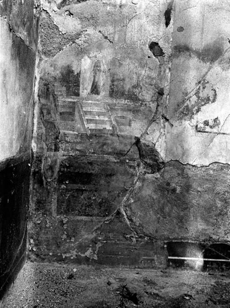 231004 Bestand-D-DAI-ROM-W.559.jpg
VI.9.2 Pompeii. W.559. Peristyle 16, painted wall decoration from west end of north wall.
Photo by Tatiana Warscher. With kind permission of DAI Rome, whose copyright it remains.
See http://arachne.uni-koeln.de/item/marbilderbestand/231004