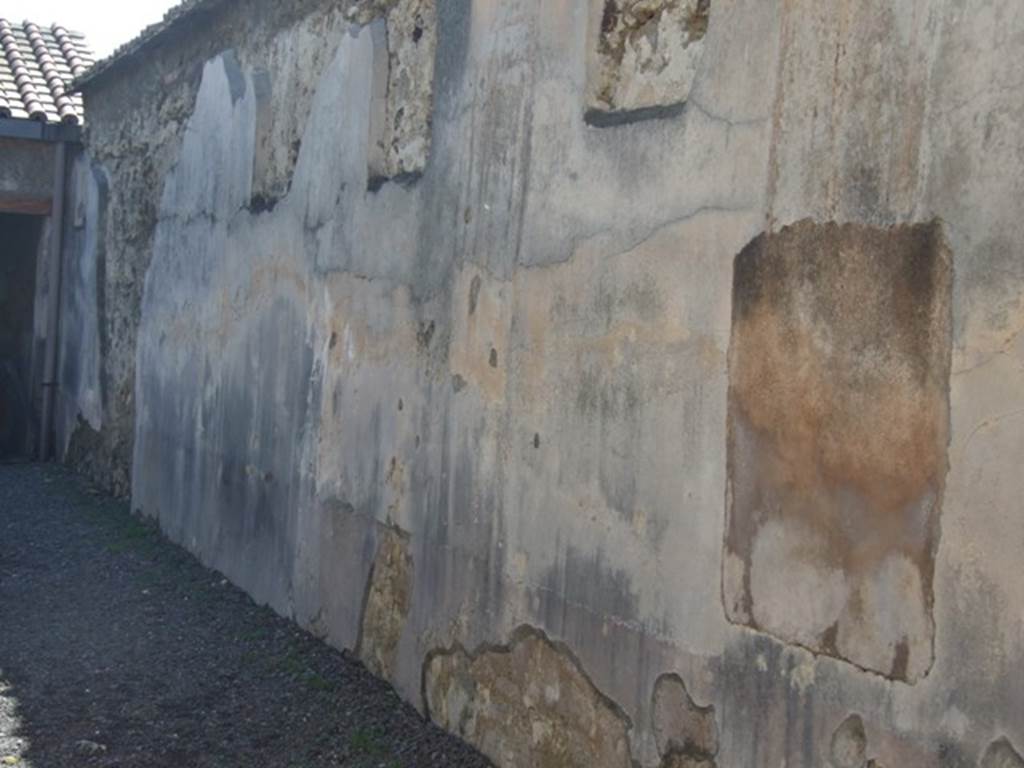 VI.9.2 Pompeii. March 2009. Peristyle 16. West wall. Looking south.