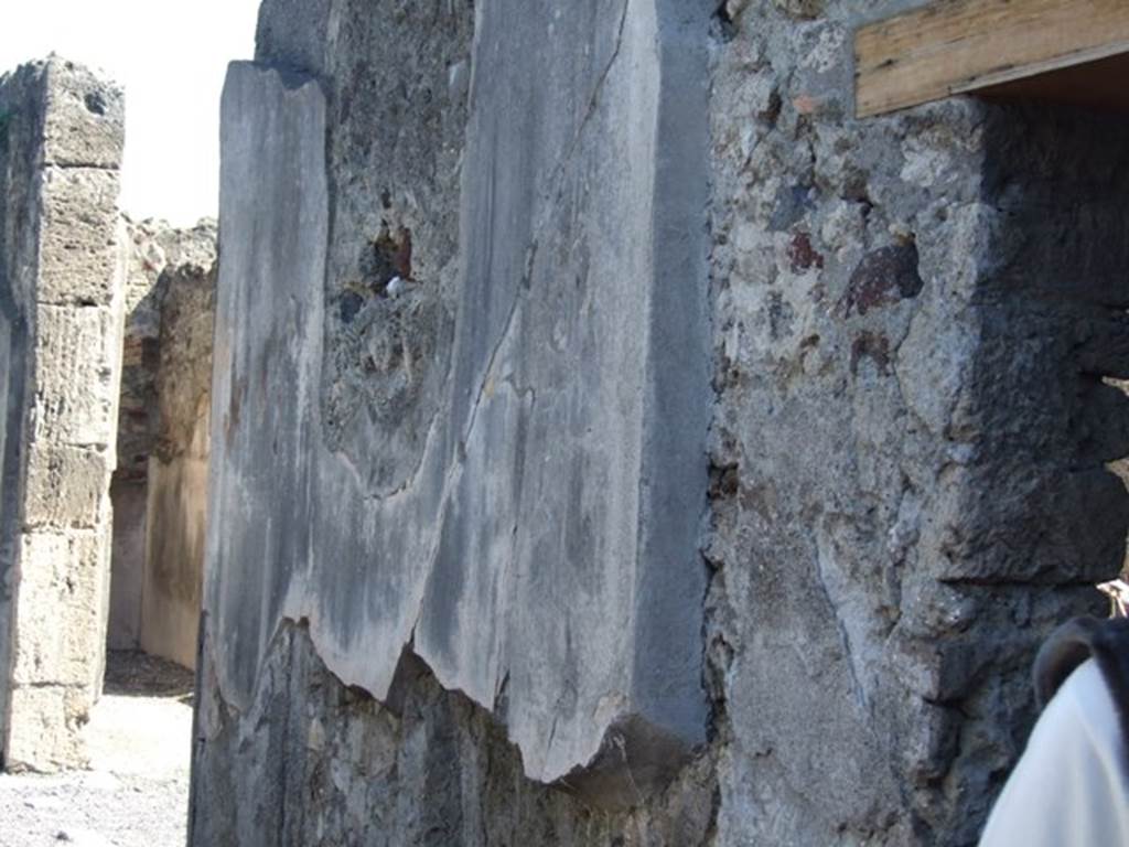 VI.9.2 Pompeii. March 2009. Peristyle 16, south wall showing thickness of plaster.