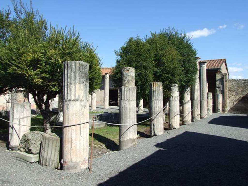 VI.9.2 Pompeii. March 2009. Peristyle 16, south side. Looking east.