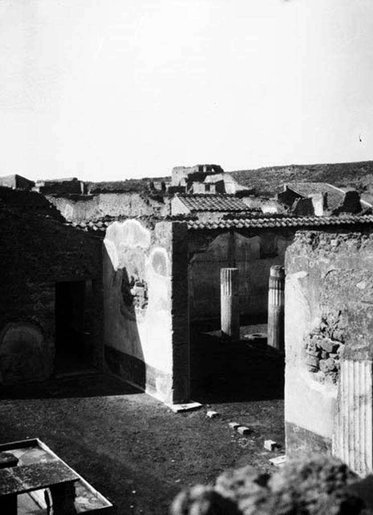 231717 Bestand-D-DAI-ROM-W.505.jpg
VI.9.2 Pompeii. W.505. Looking towards north-west corner and north wall of atrium, and threshold of atrium to peristyle.
Photo by Tatiana Warscher. With kind permission of DAI Rome, whose copyright it remains.
See http://arachne.uni-koeln.de/item/marbilderbestand/231717