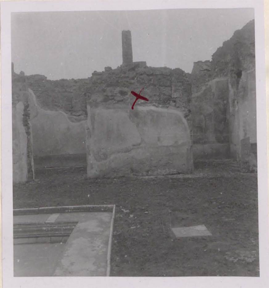 VI.9.2 Pompeii. Pre-1943. Looking towards south wall of atrium between doorways to rooms 13 and 12.
“X” marks the spot where the painting below was found.
According to Warscher –
The painting "Myth of Apollo" was located on the south wall section between rooms 12 and 13.
There was no trace of the painting around this central painting.
(La pittura “Mito di Apollo” trovavasi sulla sezione della parete sud fra le stanze 12 e 13.
Non era rimasta nessuna traccia della pittura intorno questo quadro centrale.)
See Warscher, T. 1942. Catalogo illustrato degli affreschi del Museo Nazionale di Napoli. Sala LXXXII. Vol.4. Rome, Swedish Institute