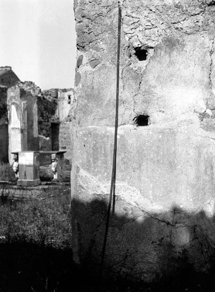 231463 Bestand-D-DAI-ROM-W.470.jpg
VI.9.2 Pompeii. W.470. Room 10, south side of doorway in east wall, looking north-east across atrium.
Photo by Tatiana Warscher. With kind permission of DAI Rome, whose copyright it remains.
See http://arachne.uni-koeln.de/item/marbilderbestand/231463