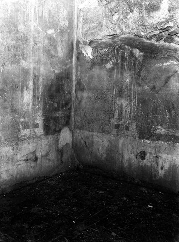 231200 Bestand-D-DAI-ROM-W.478.jpg
VI.9.2 Pompeii. W.478. Room 14, looking towards south-west corner. At the west end of the south wall in the last panel, centre left, a flying figure can be seen.
Photo by Tatiana Warscher. With kind permission of DAI Rome, whose copyright it remains.
See http://arachne.uni-koeln.de/item/marbilderbestand/231200