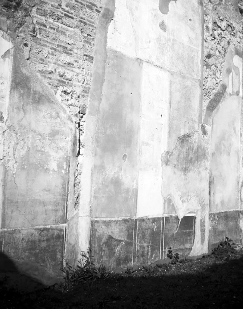VI.9.2 Pompeii. W.487. Room 15, remains of painted wall decoration on north wall.
Photo by Tatiana Warscher. Photo © Deutsches Archäologisches Institut, Abteilung Rom, Arkiv.