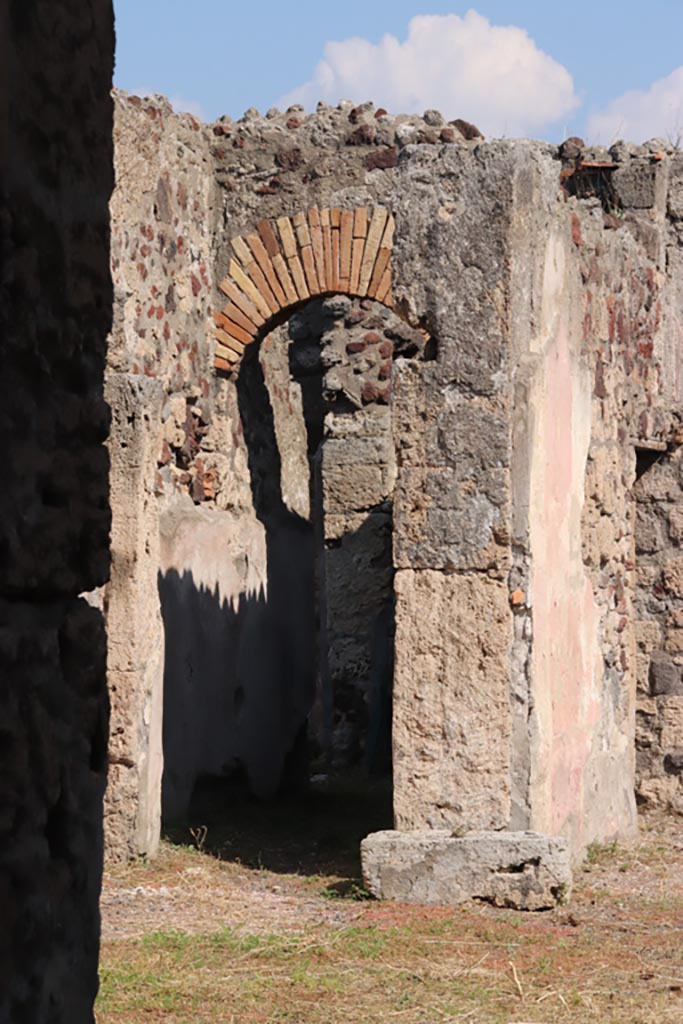 VI.9.2 Pompeii. October 2022.
Looking east towards pilaster in atrium on north side of tablinum 8, with corridor (32) on left.
Photo courtesy of Klaus Heese.