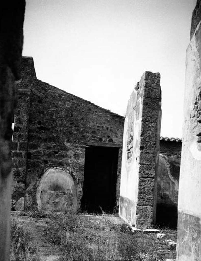 231715 Bestand-D-DAI-ROM-W.501.jpg
VI.9.2 Pompeii. W.501. Looking west to north-west corner of atrium, with doorway to room 29, centre, and peristyle, on right.
Photo by Tatiana Warscher. VI.9.2 Pompeii. W.501.
Looking west to north-west corner of atrium, with doorway to room 29, centre, and peristyle, on right.
Photo by Tatiana Warscher. Photo © Deutsches Archäologisches Institut, Abteilung Rom, Arkiv.