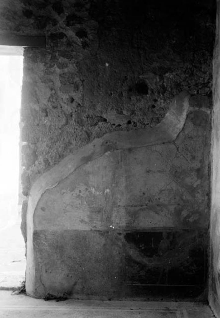 231472 Bestand-D-DAI-ROM-W.503.jpg
VI.9.2 Pompeii. W.503. Room 29, east wall with remains of wall decoration.
Photo by Tatiana Warscher. With kind permission of DAI Rome, whose copyright it remains.
See http://arachne.uni-koeln.de/item/marbilderbestand/231472