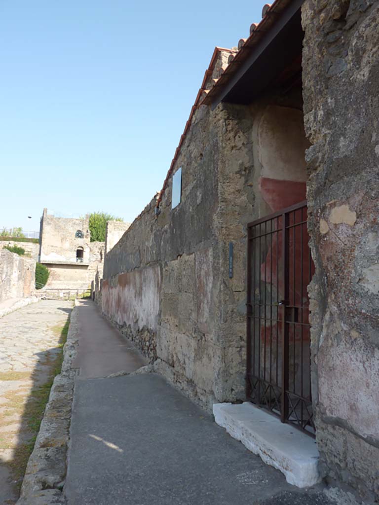 VI.9.2/13 Pompeii. October 2014. Looking north from entrance doorway on Via di Mercurio.
Foto Annette Haug, ERC Grant 681269 DÉCOR.