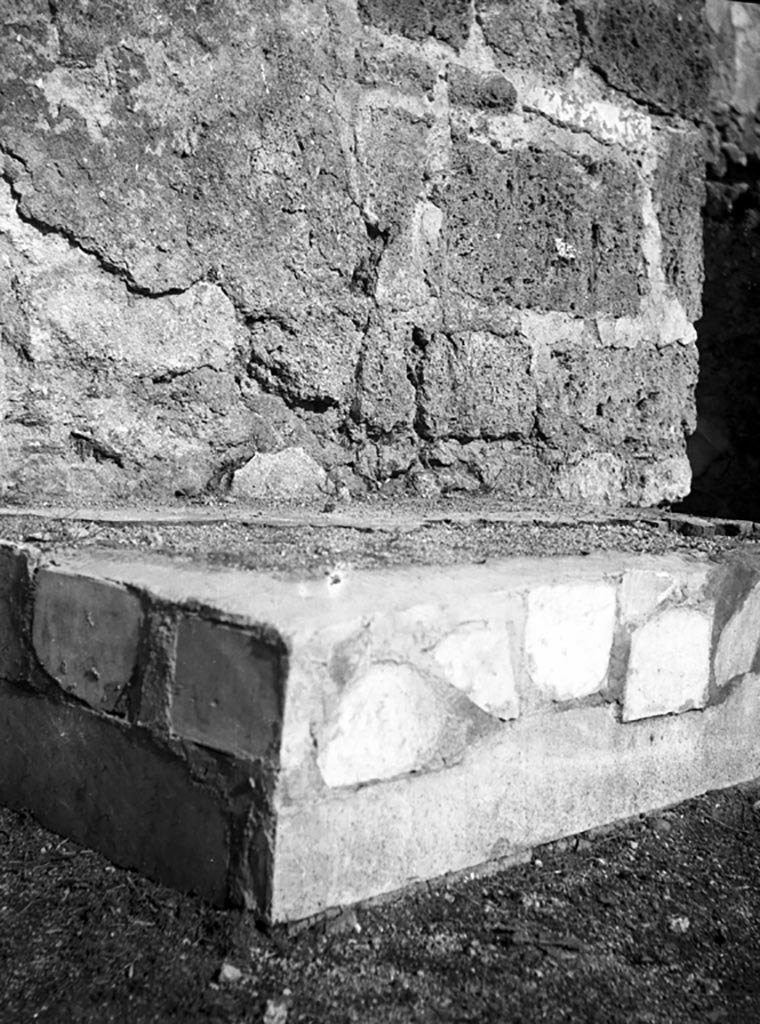 VI.9.3 Pompeii. W681. Base for arca or money-chest against north wall of atrium.
Photo by Tatiana Warscher. Photo © Deutsches Archäologisches Institut, Abteilung Rom, Arkiv.
According to Pernice, in the atrium, between the 1st and 2nd doors, there is a bricked-up pedestal with marble slabs of 1.26 : 0.78 : 0.32.
The pedestal was bricked up before the later wall stucco was applied (as in the Vettii house).
The marble slab was restored once and the whole base seems to have been raised.
On the left and front sides, one notices cutouts in the lower marble slabs which, as they were intended for feet, have become useless due to the slabs placed above them.
On the right narrow side, the cut-out slab has been pushed upwards during the restoration (0verbeck a. a. 0 . p. 331 ).
See Pernice, E., 1932. Hellenistische Tische, Zisternenmündungen, Beckenuntersätze, Altäre u. Truhen. Berlin, p. 75, n. 21.
Thanks to Espen B. Andersson for assisting us in our interest in money-chests.