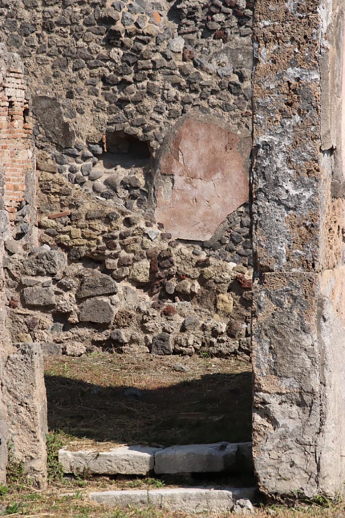 VI.9.3 Pompeii. October 2022.
Steps to doorway into room 7, in north-east corner of atrium. Photo courtesy of Klaus Heese.