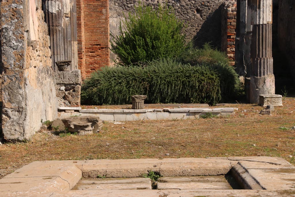 VI.9.3 Pompeii. October 2022.
Looking east across rear of atrium, towards remains of tablinum (6), and across into peristyle. Photo courtesy of Klaus Heese.
