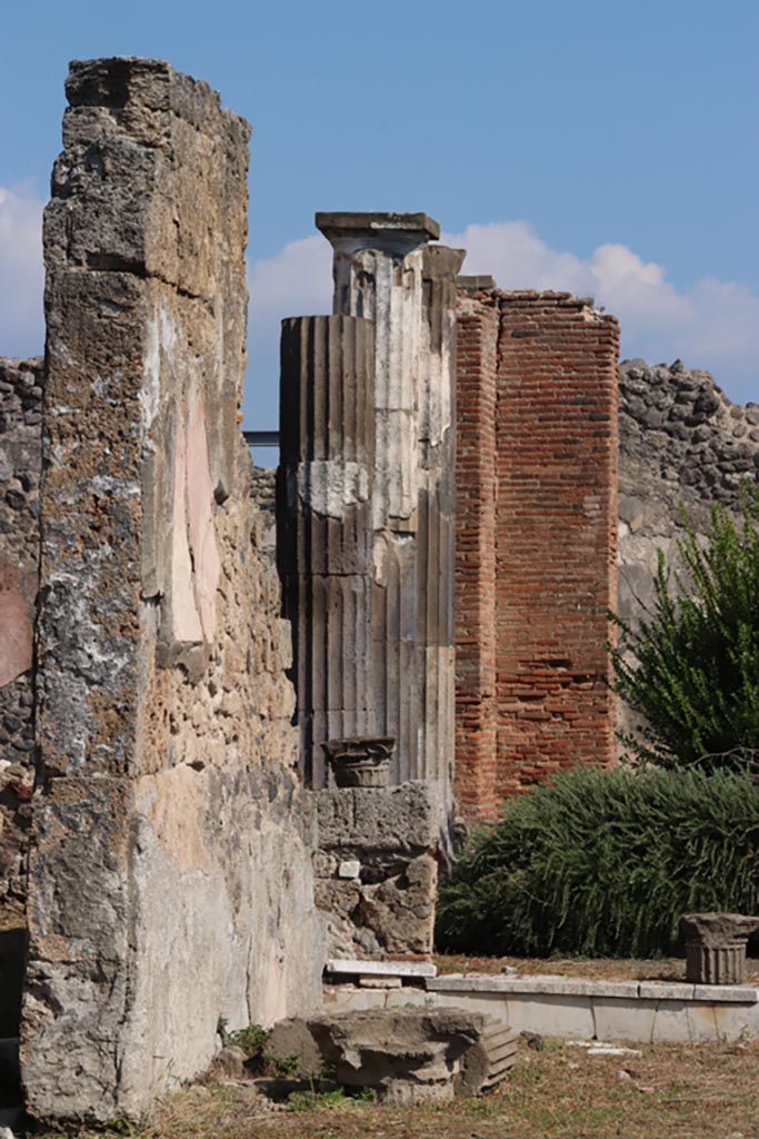 VI.9.3 Pompeii. October 2022.
Tablinum (6), looking towards north wall, and north side of peristyle. Photo courtesy of Klaus Heese.