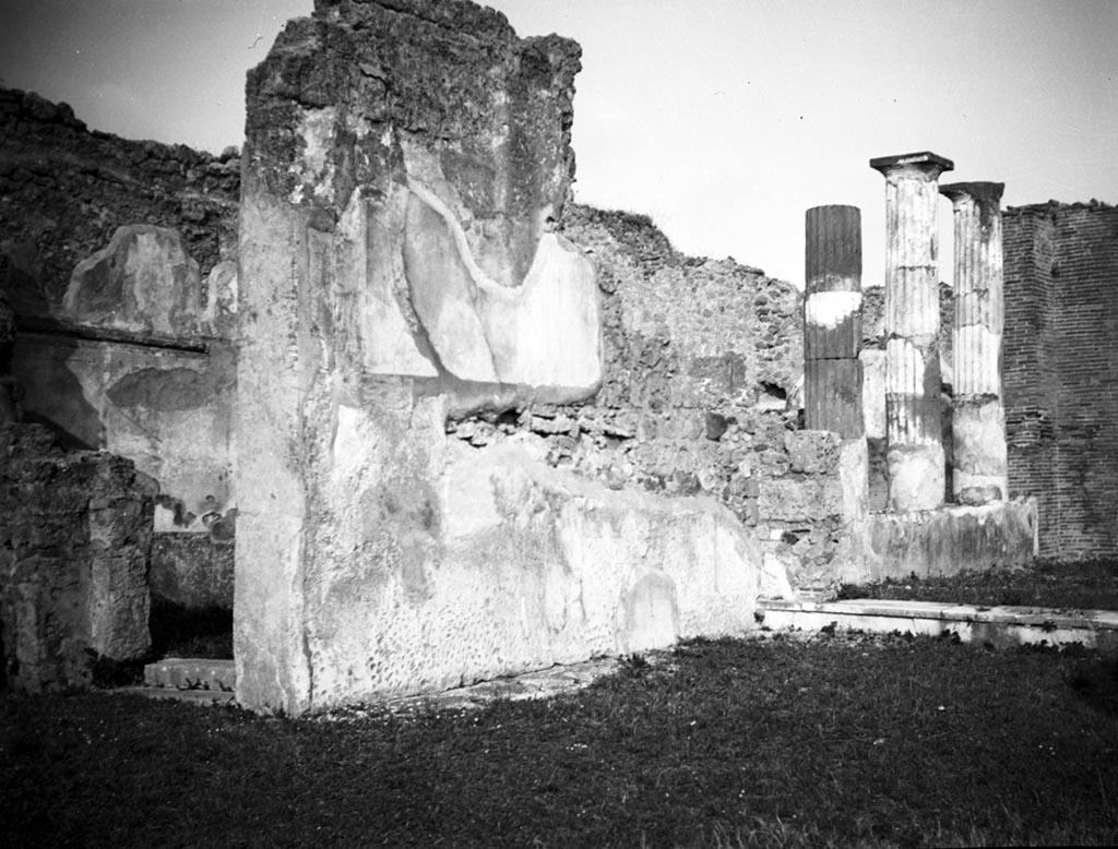 VI.9.3 Pompeii. W687.
Looking towards north wall of tablinum room 6, with pseudo-peristyle 9, at its rear. On the left is the doorway to room 7.
Photo by Tatiana Warscher. Photo © Deutsches Archäologisches Institut, Abteilung Rom, Arkiv.