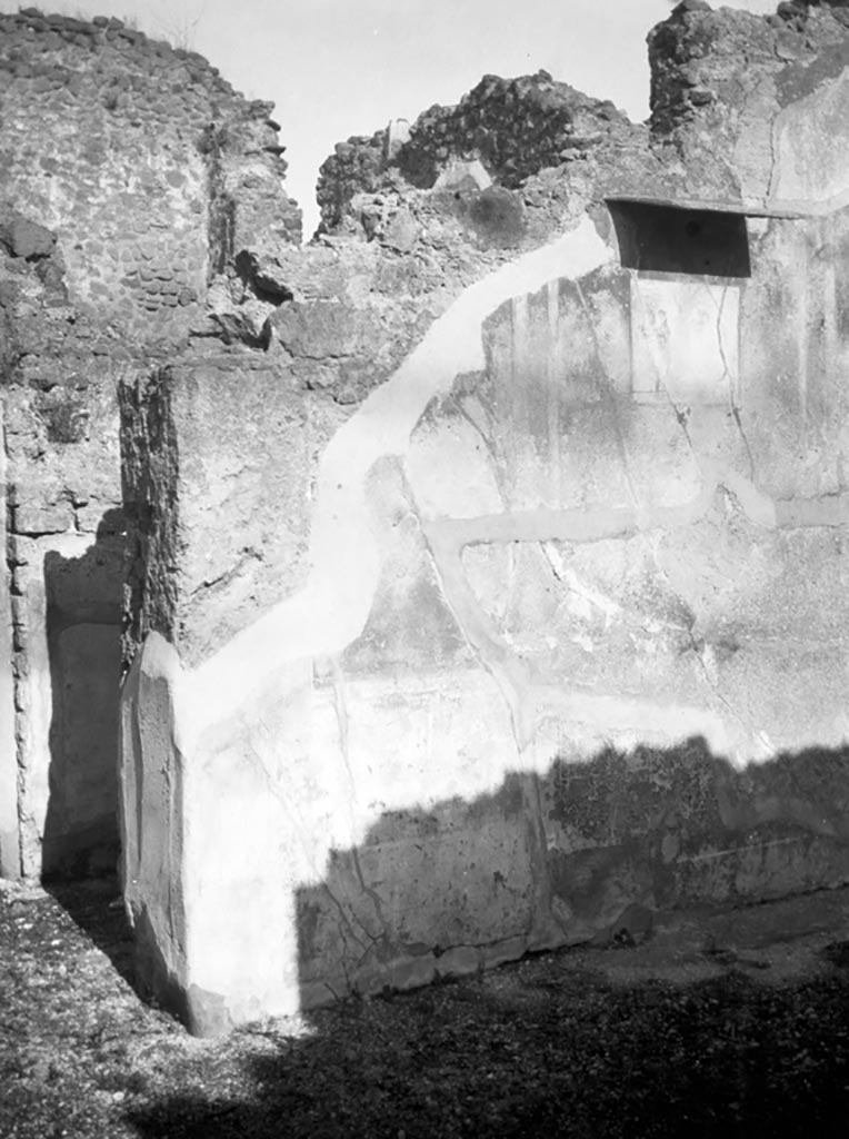 VI.9.3 Pompeii. W693.
Looking towards north wall of exedra 12, with remains of wall painting of Venus and Aeneas, see Helbig 1382.
Photo by Tatiana Warscher. Photo © Deutsches Archäologisches Institut, Abteilung Rom, Arkiv.