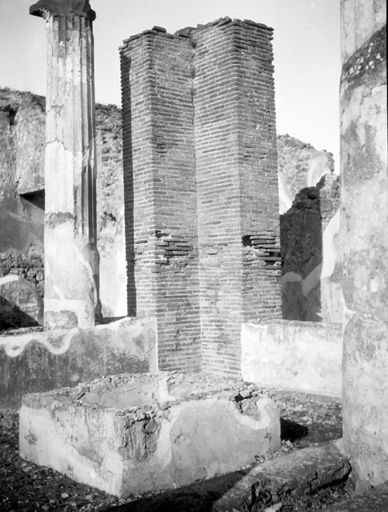 VI.9.3 Pompeii. W691. Looking north-east across pseudo-peristyle, towards the double pilaster.
Photo by Tatiana Warscher. Photo © Deutsches Archäologisches Institut, Abteilung Rom, Arkiv.