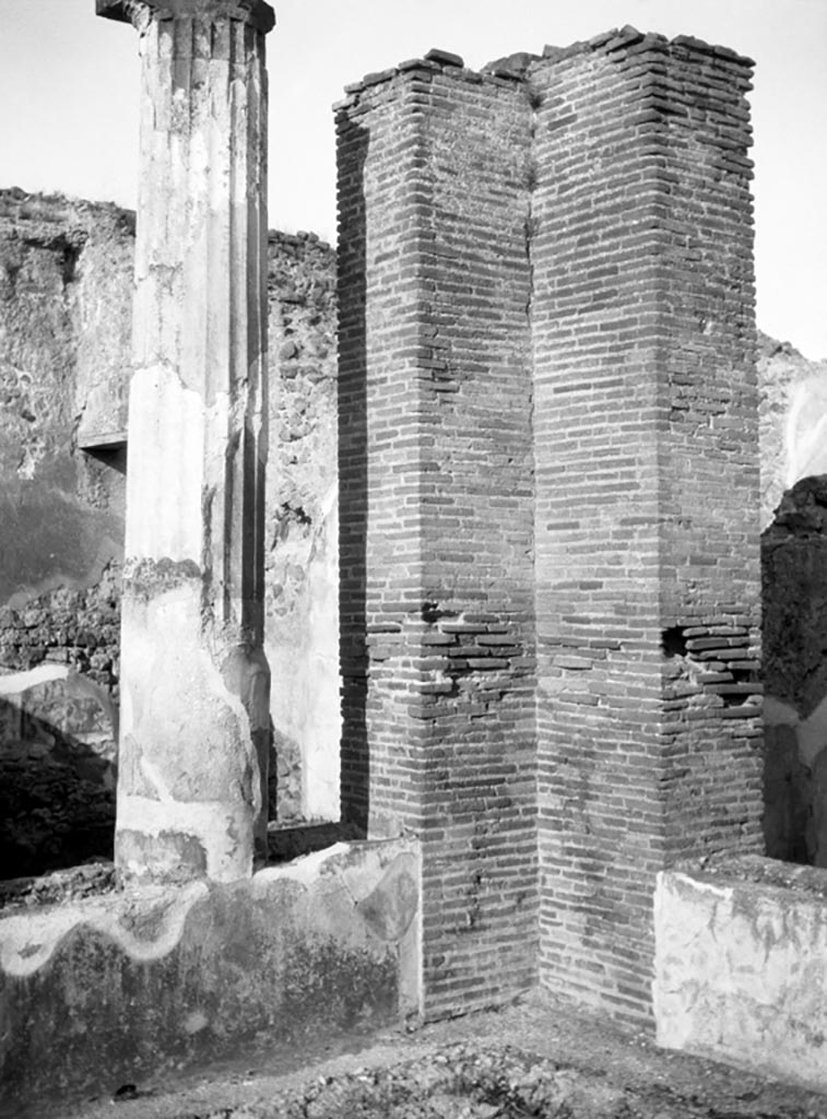 VI.9.3 Pompeii. W690. Pseudo peristyle 9 – inner pilaster in north-east corner.
Photo by Tatiana Warscher. Photo © Deutsches Archäologisches Institut, Abteilung Rom, Arkiv.