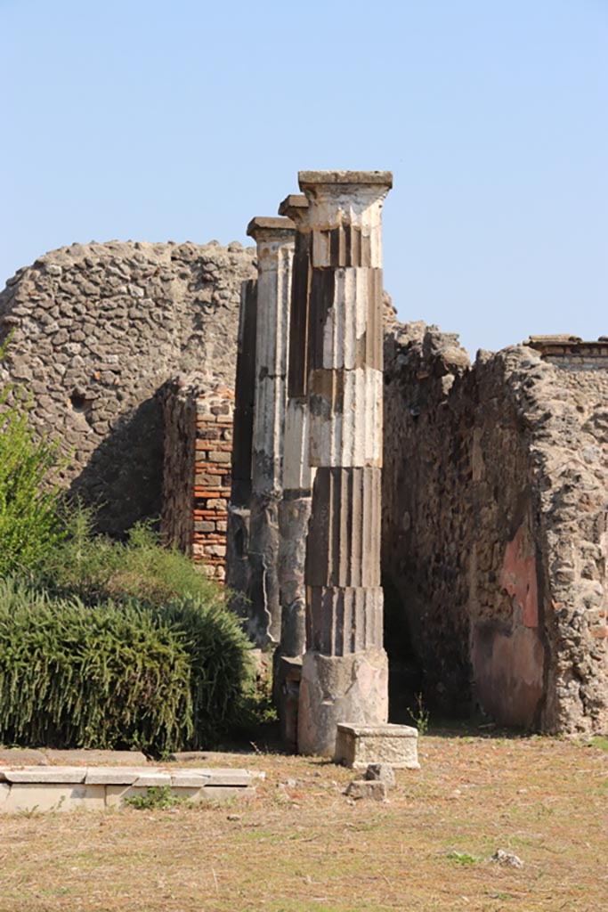 VI.9.3 Pompeii. October 2022.
Looking east from area of south side of tablinum (6) towards south side of peristyle (9).
Photo courtesy of Klaus Heese.
