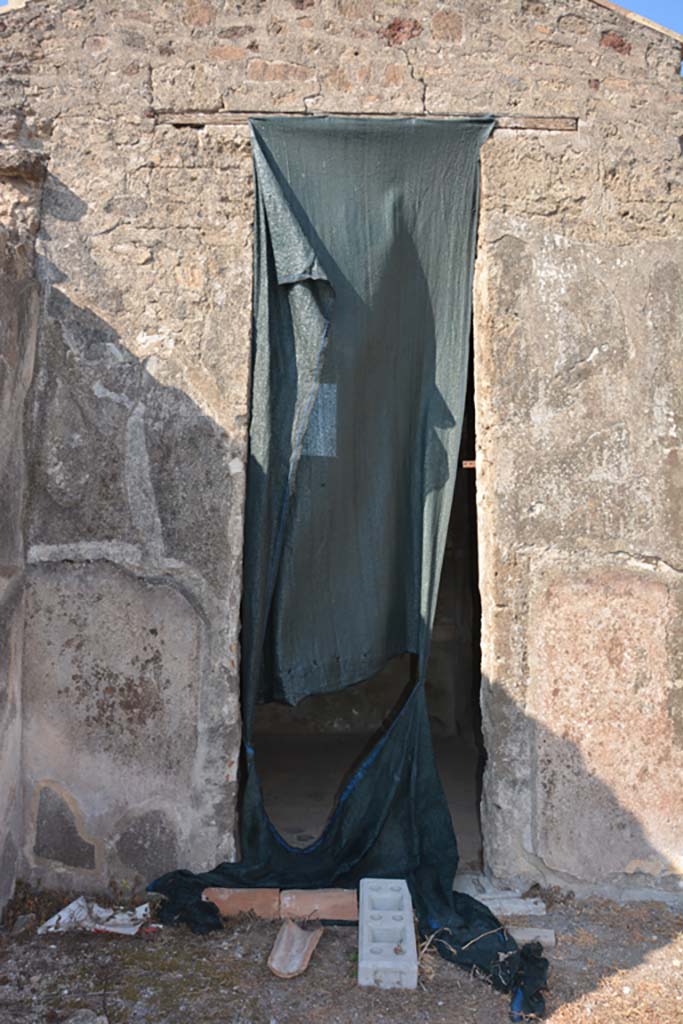 VI.9.3 Pompeii. September 2019.
Doorway to cubiculum 3, on south side of entrance corridor/fauces.
Foto Annette Haug, ERC Grant 681269 DÉCOR.