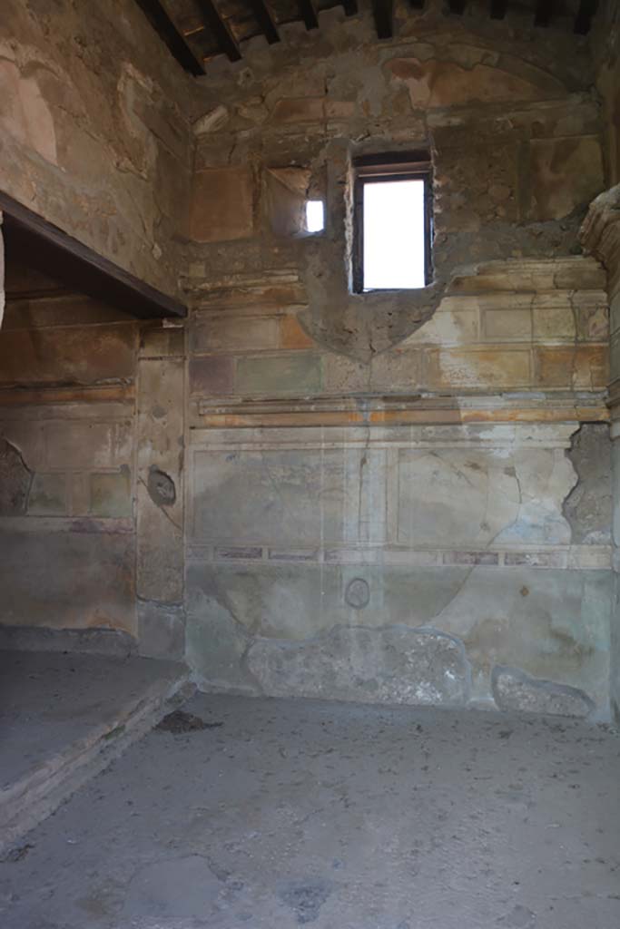 VI.9.3/5 Pompeii. September 2019.
Cubiculum 3, on south side of entrance corridor/fauces, looking west through doorway.
Foto Annette Haug, ERC Grant 681269 DÉCOR.
