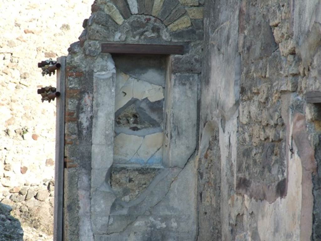 VI.9.5 Pompeii. December 2007. Niche on south side of tablinum.