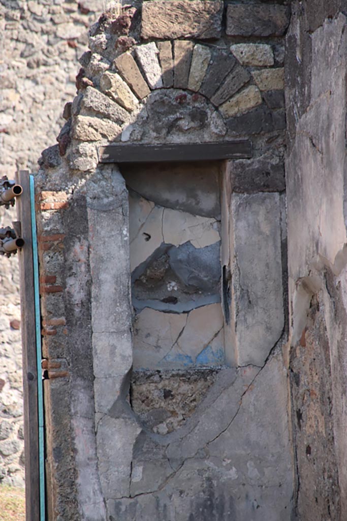 VI.9.5 Pompeii. October 2022.
Tablinum 26, east wall, niche on south side of doorway leading to area 29/30.
Photo courtesy of Klaus Heese.