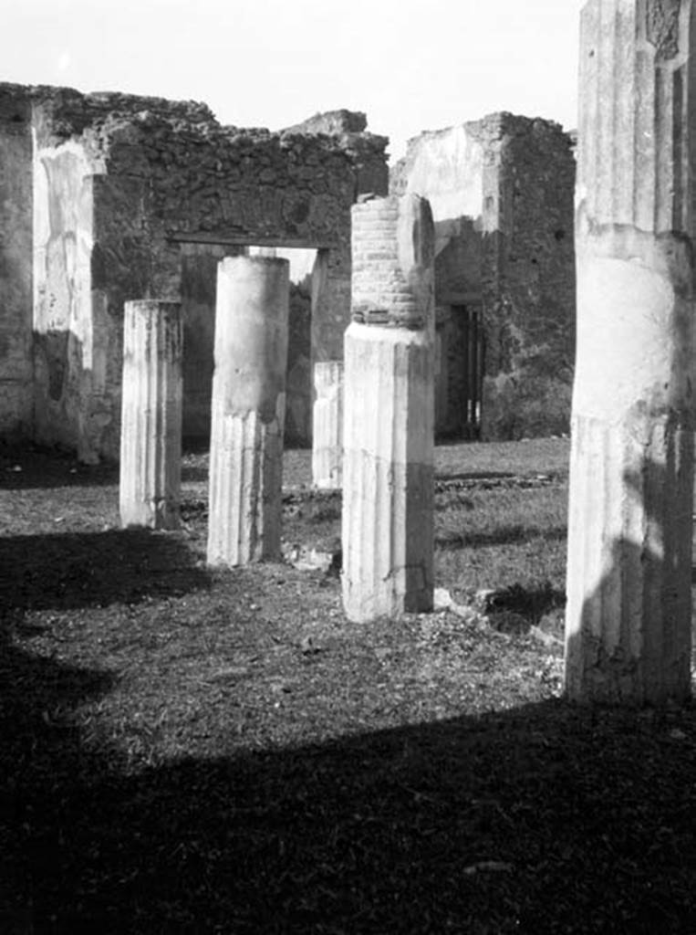 231256 Bestand-D-DAI-ROM-W.710.jpg
VI.9.5 Pompeii. W710. Corinthian atrium 16, looking along south portico towards rooms 18 and 17 in south-west corner.
Photo by Tatiana Warscher. With kind permission of DAI Rome, whose copyright it remains.
See http://arachne.uni-koeln.de/item/marbilderbestand/231256