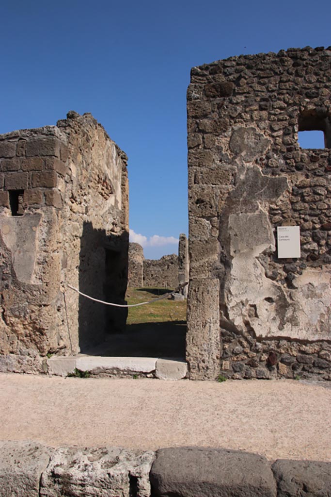 VI.9.5 Pompeii. October 2022.
Looking east towards entrance doorway and fauces 14. Photo courtesy of Klaus Heese.