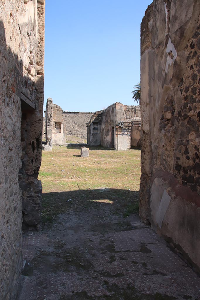 VI.9.5 Pompeii. October 2022.
Looking east from entrance corridor towards atrium 16. Photo courtesy of Klaus Heese.