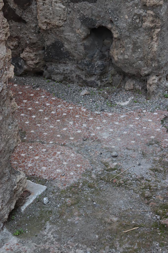 VI.9.5 Pompeii. October 2022.
Room 14, flooring in doorway into room 15 (VI.9.4). Photo courtesy of Klaus Heese.