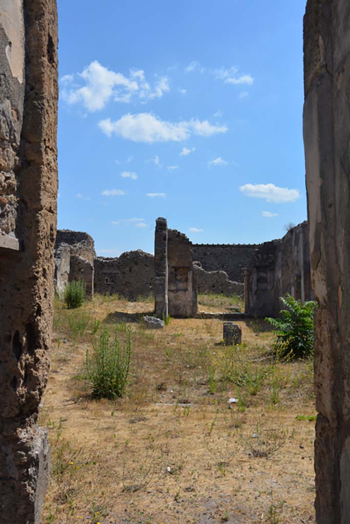 VI.9.5 Pompeii. July 2017.
Looking east from entrance doorway along fauces 14 towards Corinthian atrium 16.
Foto Annette Haug, ERC Grant 681269 DÉCOR.